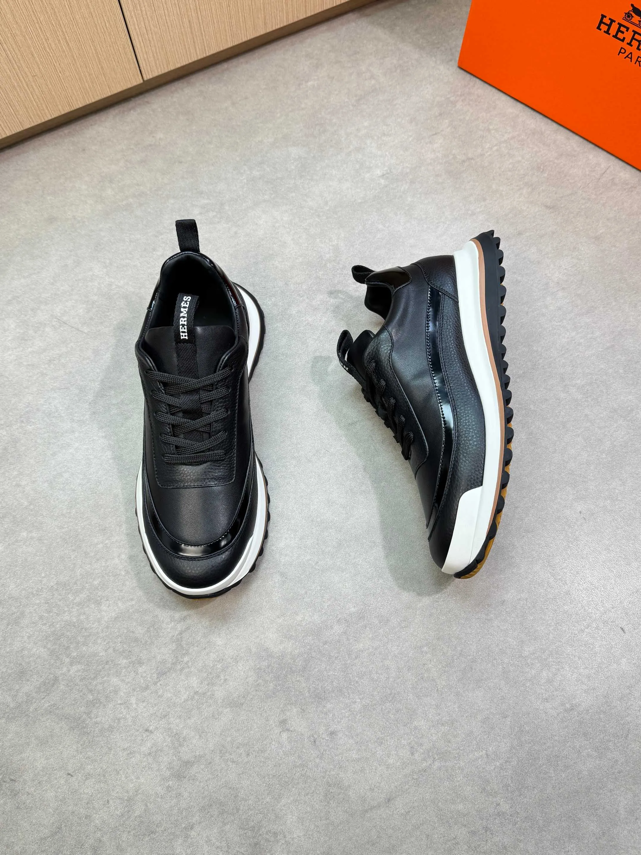 Men's shoes 💰800 [HERMES] Hermès - High-end quality original order·Casual sports shoes - Upper: 🔝 pebbled calfskin, Nappa calfskin, shoe body sewn with contrasting edge color, tongue, heel, brand logo webbing - Inner: water-dyed cowhide - Outsole: ultra-light T men's shoes 💰R·Rubber; two-color molded outsole -Ultra-high quality control·Fine workmanship: highlighted (high-end·nobility·grade) -Size: 39-44 (38, 45, can be customized)·H0118